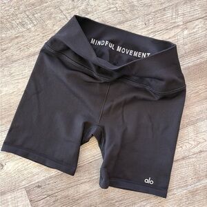 ALO 5” Seamless Black Ribbed Favorite Biker Shorts - Small